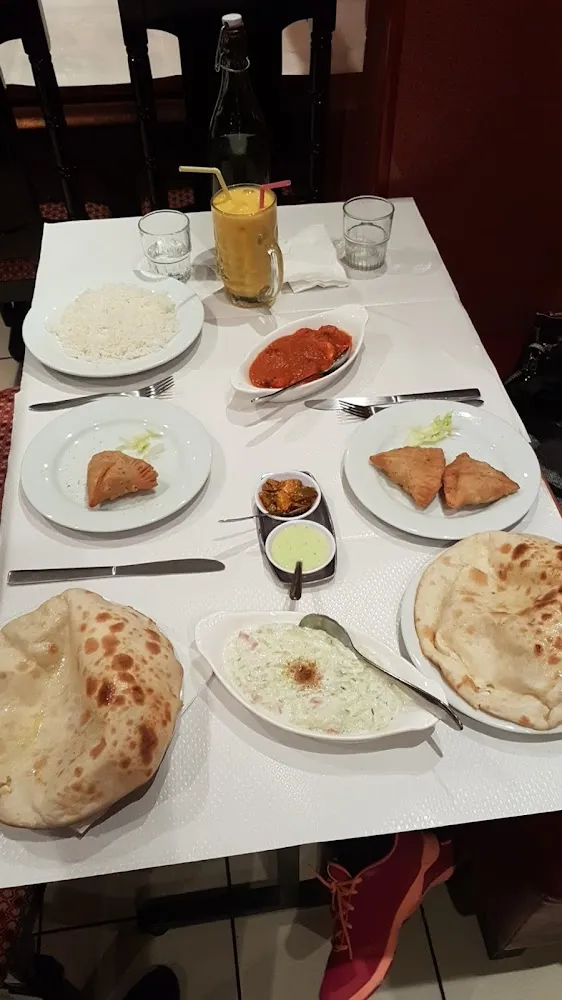 Gambas Massala Naan Fromages Salade Raita Samossa de Viande Lassi Mangue